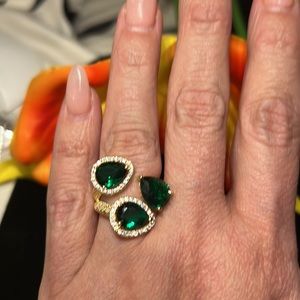 NEW EMERALD 18KT GOLD WITH PAVE STONES A GREAT COCKTAIL RING.